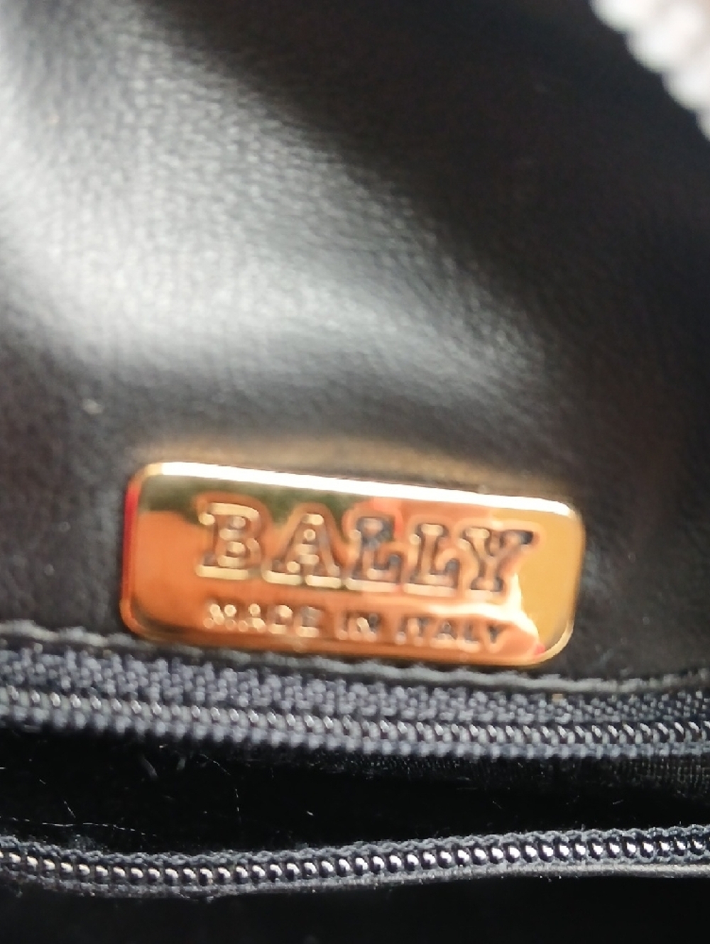 Bally Vintage White Quilted Round Canteen Crossbody - Picture 7 of 8